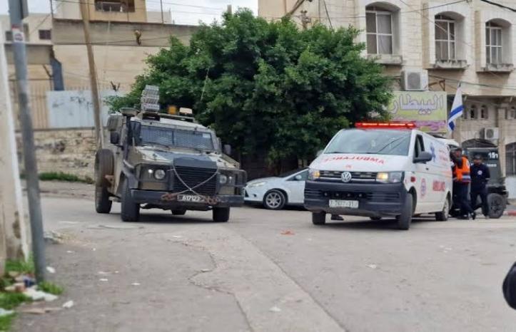 إصابة طفل برصاص الاحتلال واحتجاز مواطنين خلال اقتحام بلدة بني نعيم