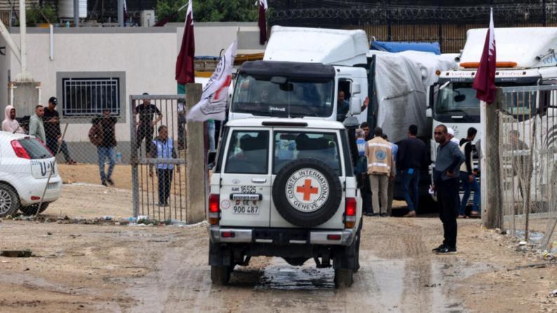 الصليب الأحمر يسهل نقل 17 معتقلاً مفرجاً عنهم إلى مستشفى ناصر بغزة