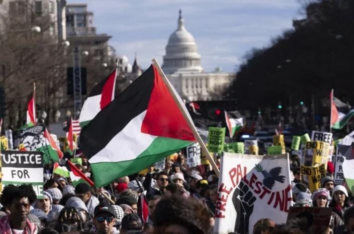 تآكل تاريخي في الدعم الأمريكي.. ديفيد هيرست يفضح أزمة إسرائيل العميقة بالبيت الأبيض