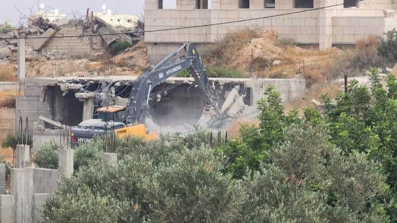 الاحتلال يهدم منزلين قيد الإنشاء بجرافاته العسكرية في قرية شقبا غرب رام الله