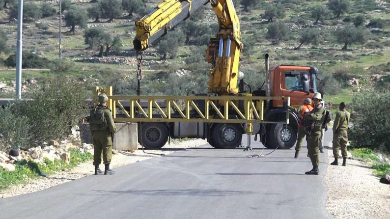 عزل كامل وتشديد للحصار.. الاحتلال يغلق كافة مداخل "بلدة سنجل" بالسواتر الترابية