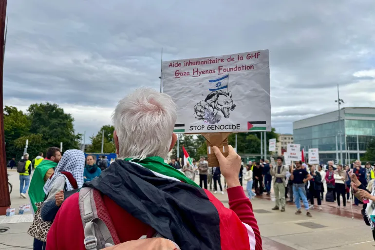 تجمّع لناشطين من حركة المقاطعة (BDS) أمام نصب "الكرسي المكسور" في سويسرا (الأناضول)