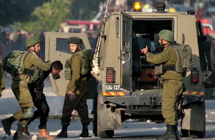 قوات الاحتلال الإسرائيلي تشن حملة مداهمات واسعة وتصادر حريات 13 فلسطينياً بالضفة