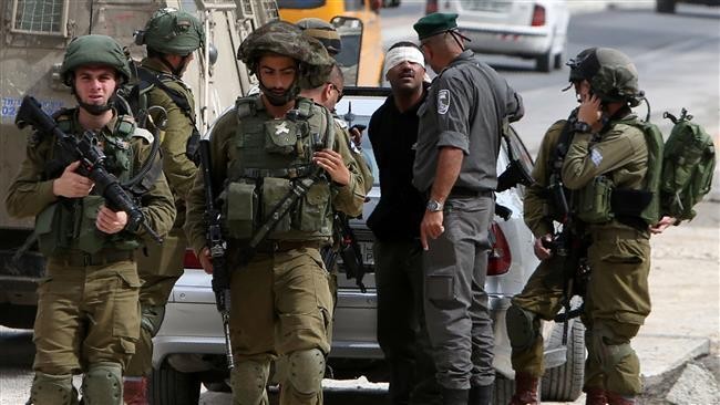 حملة مداهمات واسعة.. الاحتلال يعتقل 14 مواطناً في عدة محافظات بالضفة