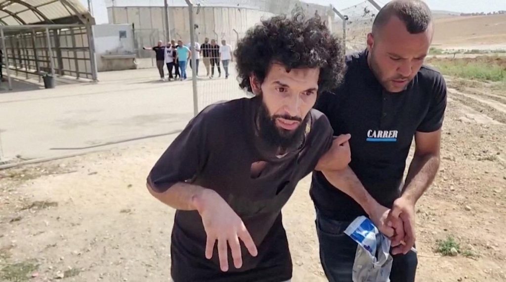 فظائع "أبو غريب" تتكرر.. الغارديان تفضح انتهاكات الاحتلال بحق الأسرى الفلسطينيين