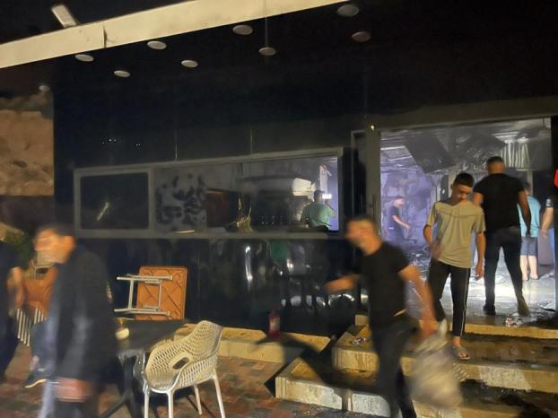 مستوطنون يحرقون مطعماً بنابلس ويقطعون الكهرباء في الخليل