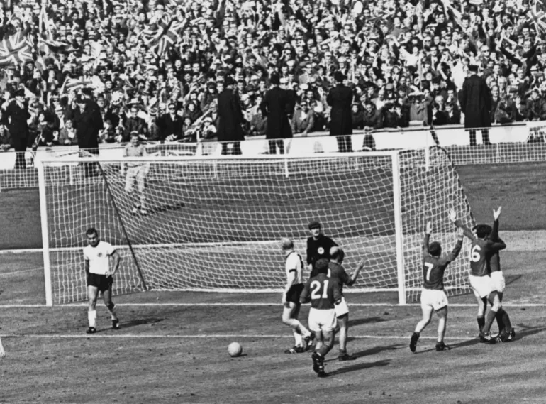 إنجلترا تغلبت على ألمانيا الغربية في نهائي كاس العالم عام 1966 (غيتي)