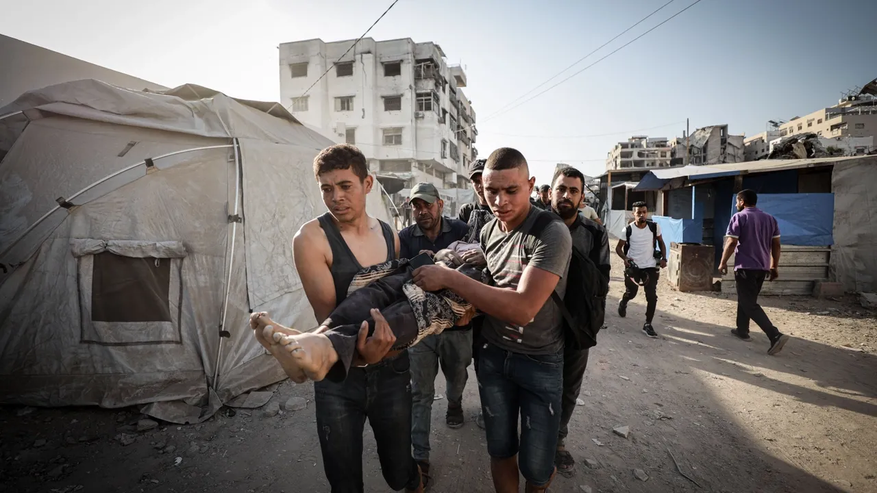 قصف يستهدف شقة سكنية.. 4 شهداء بينهم طفلة في غارة للاحتلال على حي النصر بغزة
