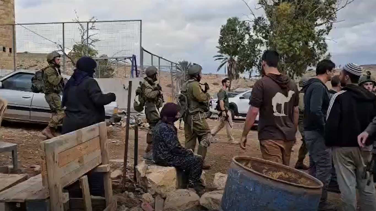 مستوطنون يهدمون منزلاً بـ بيرين شرق الخليل ويحتجزون مسناً ثمانينياً