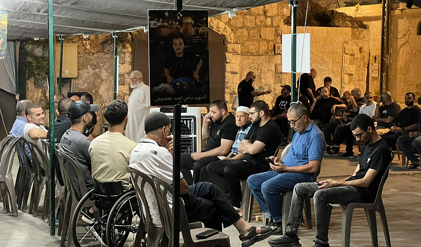 عدد من الأهالي والمتضامنين في خيمة الاعتصام المطالبة بتحرير جثمان الضحية سامي جعصوص باللد