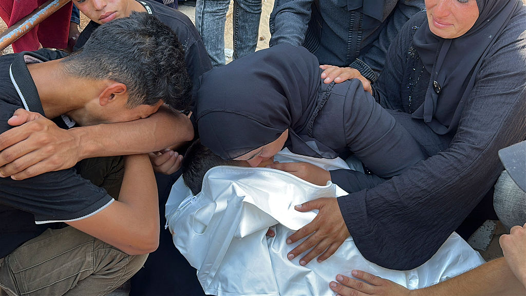 طفل شهيد في غزة جراء غارة إسرائيلية ( Getty Images)