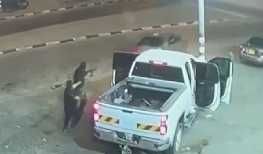 مشهد من إحدى الكاميرات بالمكان يوثق الجريمة (شاشة)