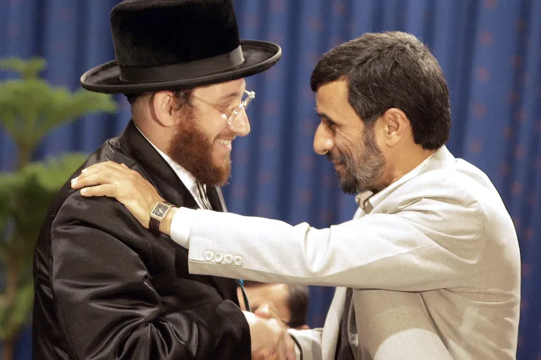 أحمدي نجاد (يمين) مع أحد أعضاء ناطوري كارتا (اليهود الأرثوذكس المتحدون ضد الصهيونية) خلال مؤتمر عقد بطهران عام 2006 (الفرنسية)