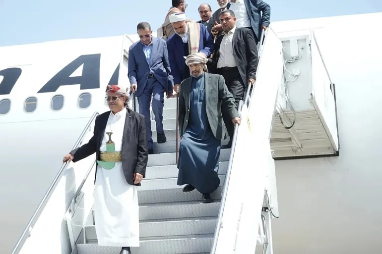 وفد الحوثيين أثناء وصوله إلى طهران على متن الطائرة الإيرانية القادمة من مطار صنعاء (وكالة سبأ التابعة لحكومة الحوثيين)