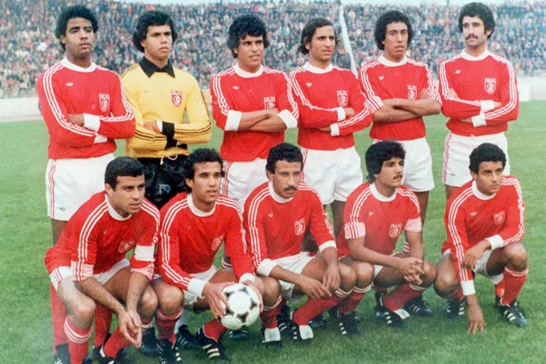 لاعبو المنتخب التونسي قبل تسجيلهم أول انتصار عربي بالفوز على المكسيك (3-1) في كأس العالم الأرجنتين 1978 (الفرنسية)