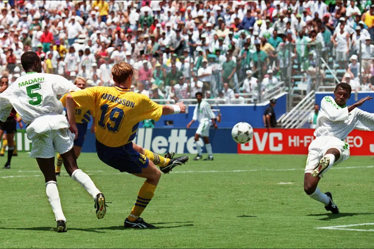السعودية خرجت من دور الـ16 في كأس العالم أمريكا 1994 بعد خسارتها من السويد (1-3) (الفرنسية)