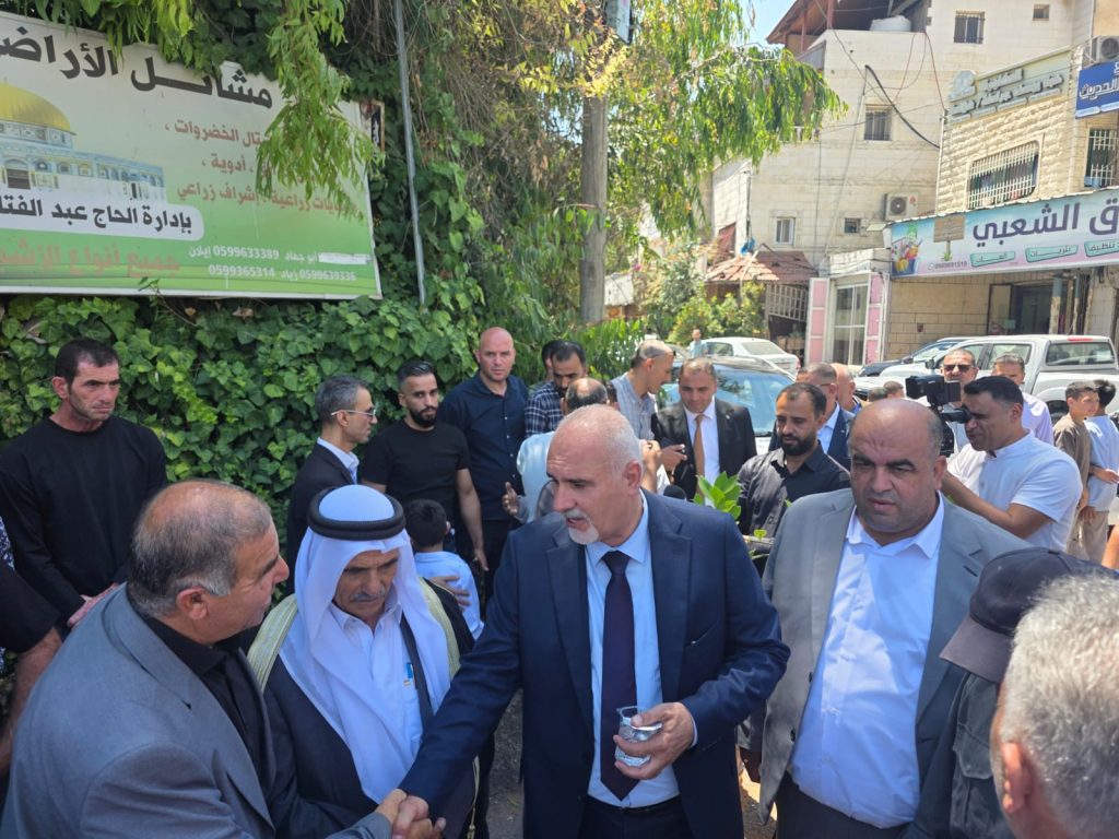 افتتاح دائرة زراعة وبيطرة سعير وتوزيع منح ومعدات حقلية لمزارعات الزيتون بالخليل
