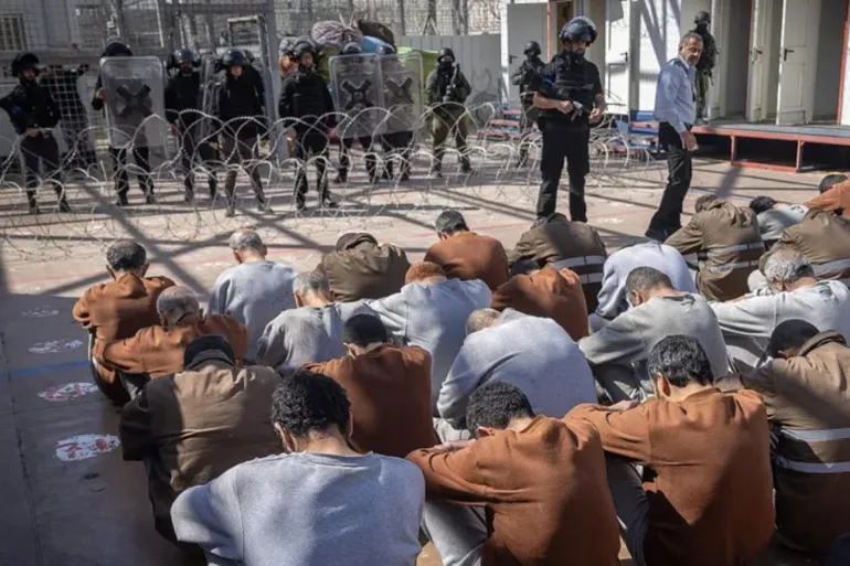 مؤسسات حقوقية أكدت جمع شهادات وإفادات موثقة من معتقلين وأسرى محررين حول الانتهاكات الجنسية بحقهم