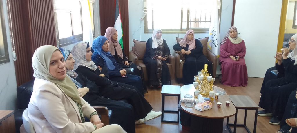 جمعية المرأة العاملة تعقد لقاءً لتعزيز الشراكة بين مجلس الظل والمجلس البلدي في دير بلوط