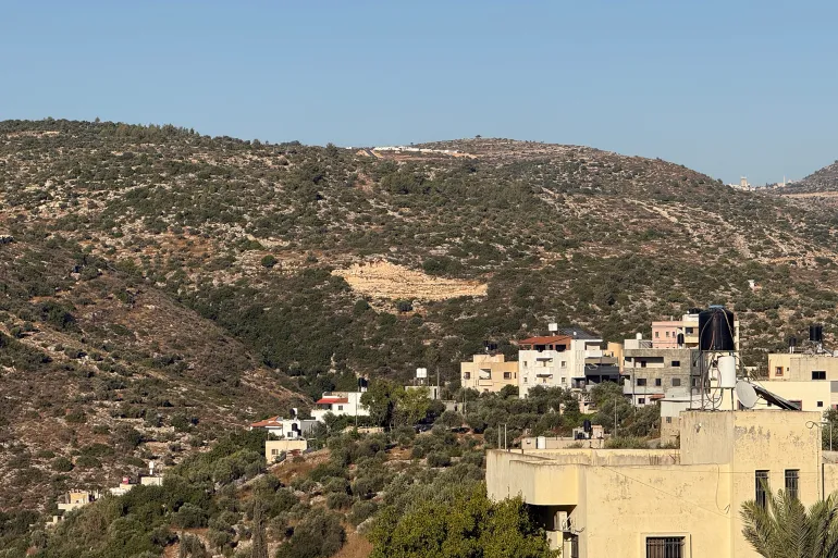 صورة مقربة للبؤرة الاستيطانية عوز تسور المقامة على مرتفع إستراتيجي غرب مدينة رام الله (الجزيرة)