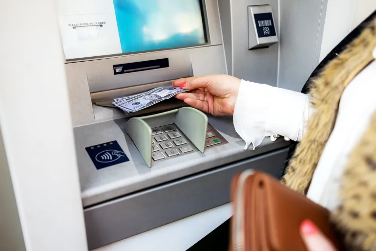 عمولة تدبير العملة الأجنبية قد تتراوح بين نحو 1% و5% من قيمة العملية (أدوبي ستوك)