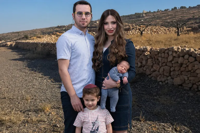 صحفي إسرائيلي يعلن نيته الانتقال إلى السيطرة على أرض فلسطينية مع عائلته في غور الأردن
