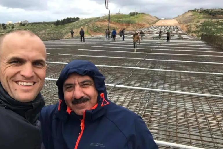 الحكم الأردني أدهم مخادمة خلال عمله كمهندس مدني (الجزيرة)