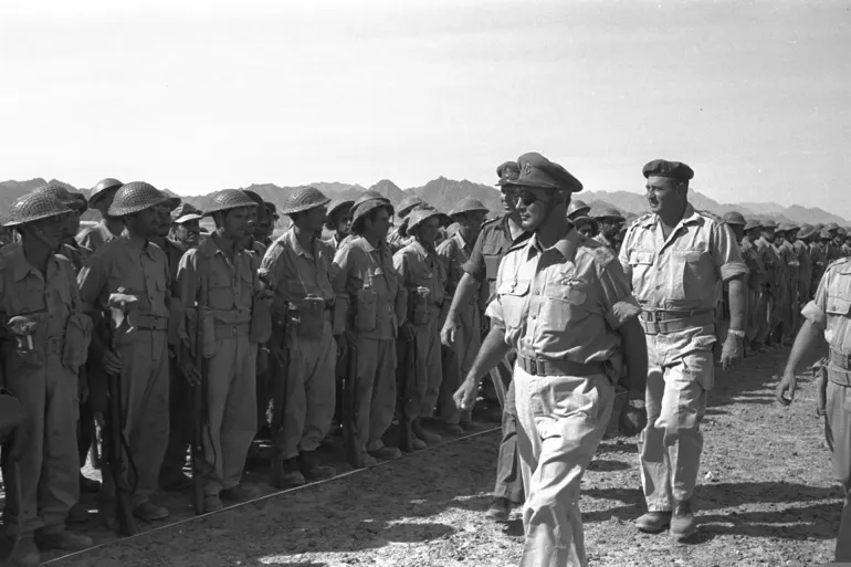 موشيه ديان يتفقد جنوده بعد احتلال شرم الشيخ عام 1956 (غيتي)
