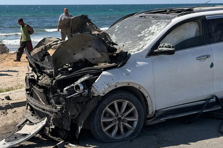الاحتلال الإسرائيلي يقصف مركبة مدنية على شارع الرشيد وسط قطاع غزة