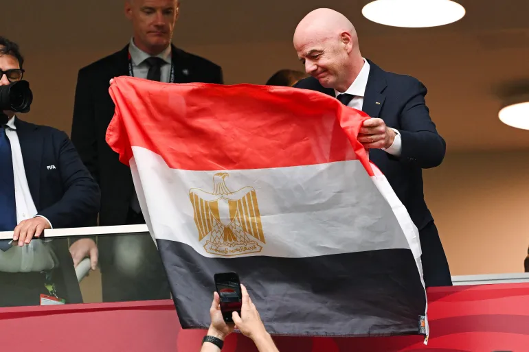 رئيس الاتحاد الدولي لكرة القدم (فيفا)، جياني إنفانتينو، يحمل العلم المصري قبل مباراة دور الـ16 من كأس العالم 2026 بين سويسرا وكولومبيا في مشهد وصفه نشطاء على منصات التواصل بأنه لإخفاء انحيازاته الحقيقة (غيتي)