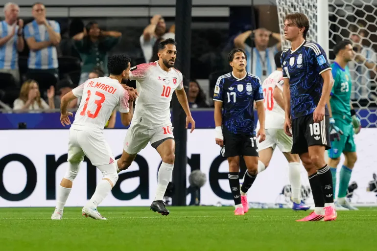 موسى التعمري (10) يحتفل بتسجيل هدف الأردن على الأرجنتين أثناء مباراتهما في كأس العالم 2026 (أسوشيتد برس)