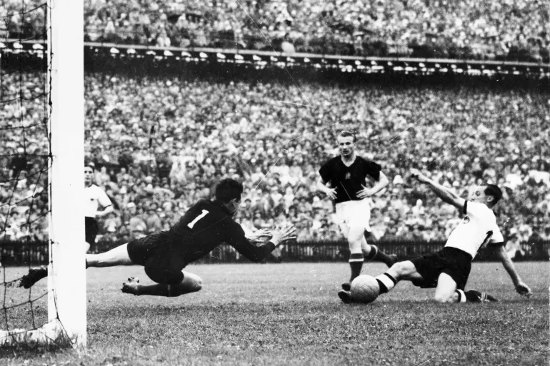 من نهائي كأس العالم بين ألمانيا والمجر في نسخة 1954 (أسوشيتد برس)