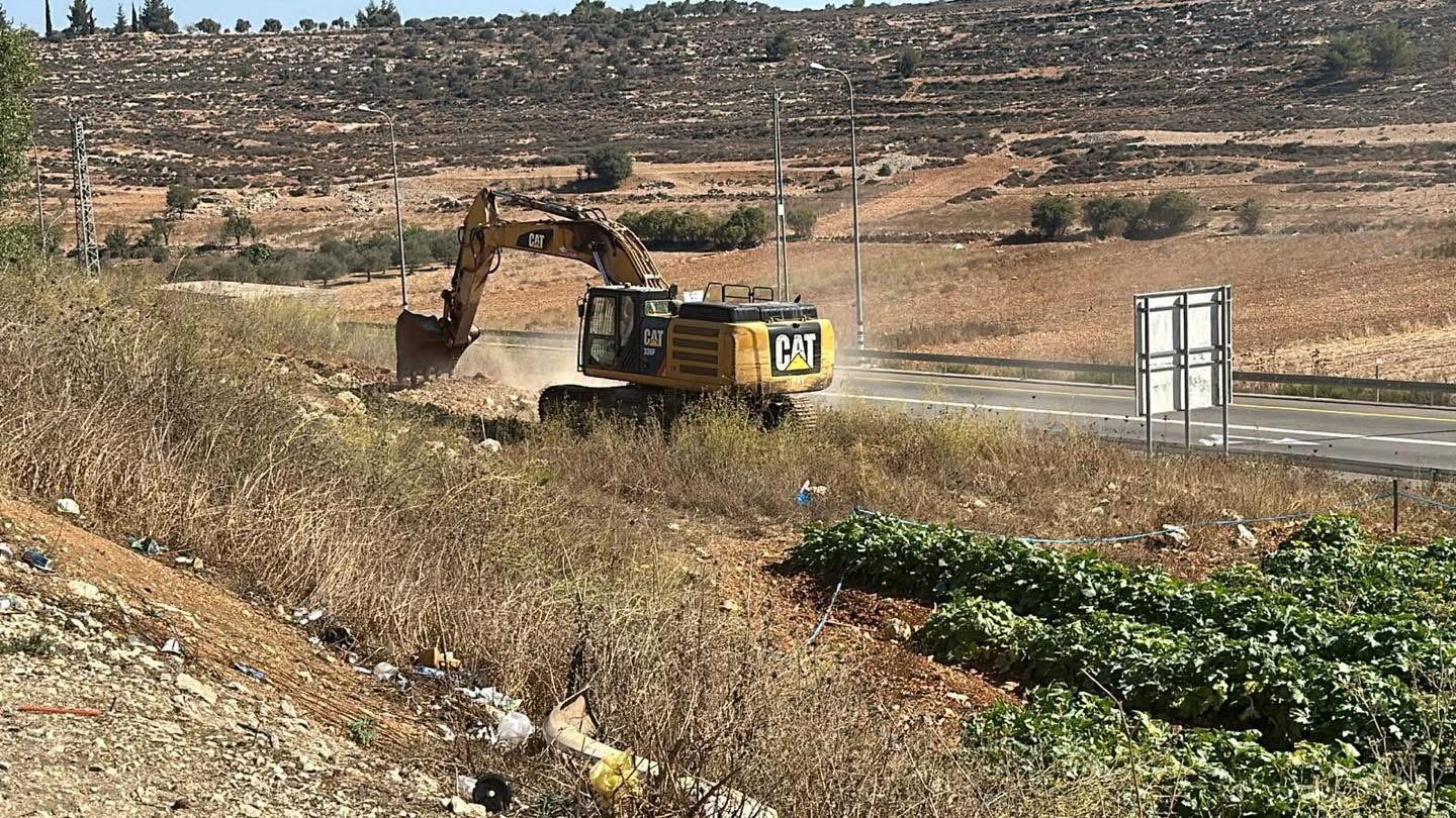 إغلاق بالسواتر الترابية.. الاحتلال يعزل بلدة سنجل بالكامل ويداهم منازل المواطنين