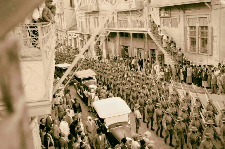 Palestine events. The 1929 riots, August 23 to 31. Display of military force in Jerusalem. Troops in full kit marching through the streets. 1929, Jerusalem. (Photo by: Sepia Times/Universal Images Group via Getty Images)
ذكرى خراب الهيكل اليهودي وافق عام 1929 ذكرى المولد النبوي، ما أدى لاندلاع ثورة البراق (غيتي)