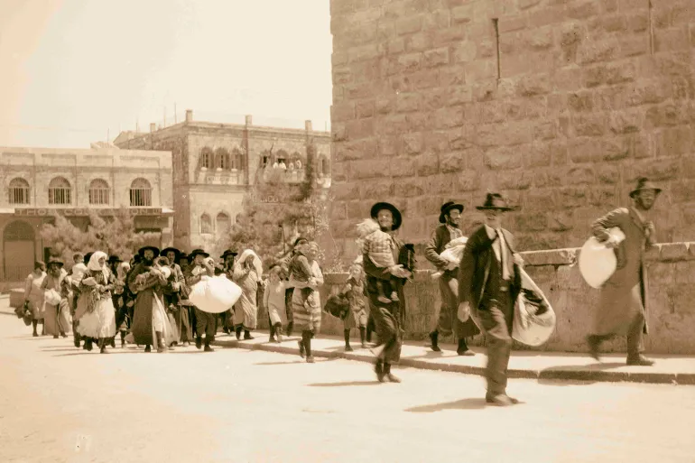 عائلات يهودية تهرب من البلدة القديمة عند باب الخليل عقب اندلاع ثورة البراق عام 1929 (غيتي)