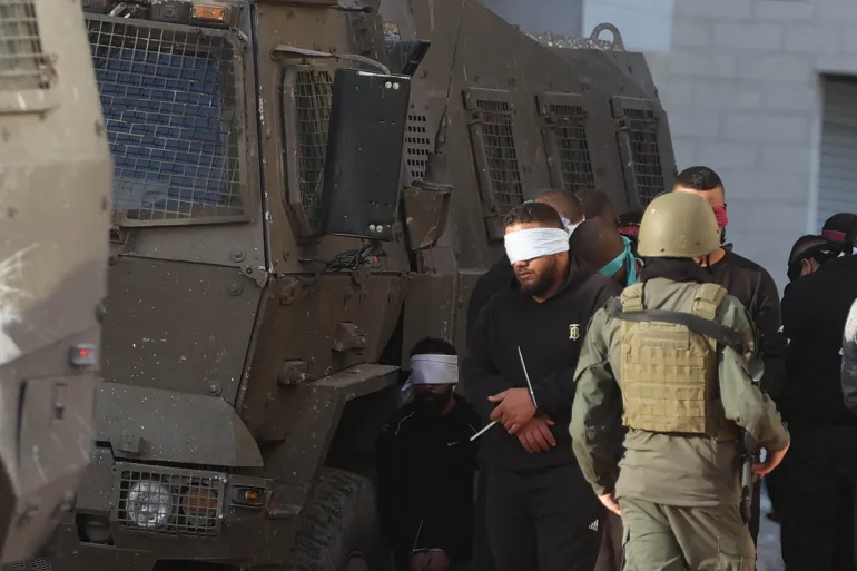 بينهم صحفي.. اعتقالات خلال حملة اقتحامات واسعة في الضفة والقدس