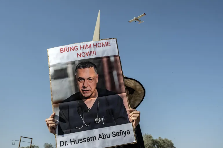 مدير مستشفى "كمال عدوان" حسام أبو صفية لا يزال معتقلا في السجون الإسرائيلية (الأناضول)