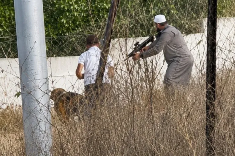 الشاب الفلسطيني فاروق عدنان بعد انتزاعه سلاح المستوطن، اليوم، في بلدة تل قرب نابلس بالضفة الغربية (مواقع التواصل)
