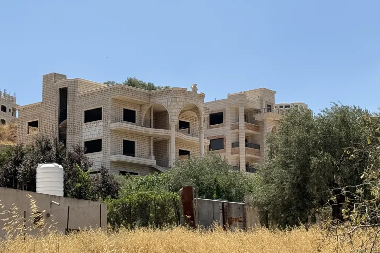22 إخطار هدم خلال 7 أيام في بلدة كفر عقب شمال القدس (الجزيرة)