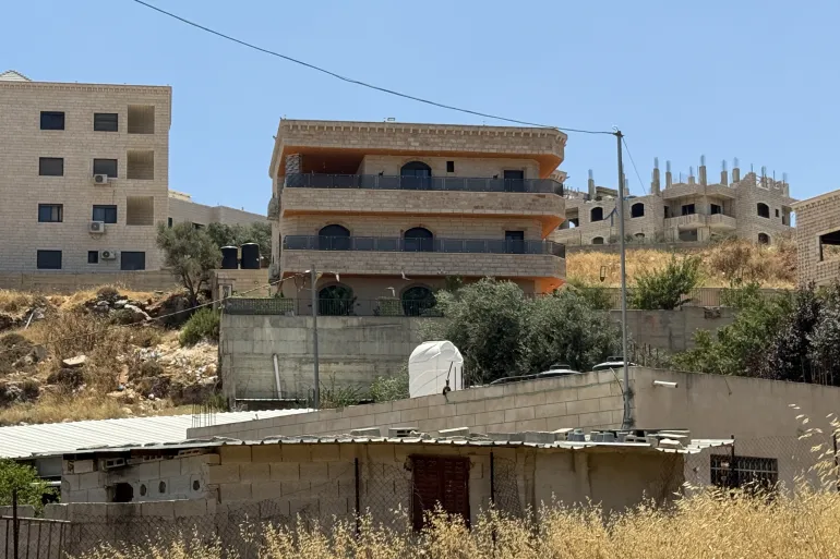الاحتلال يرفض منح تراخيص البناء للفلسطينيين مقابل فتح الباب على مصراعية للبناء الاستيطاني (الجزيرة)