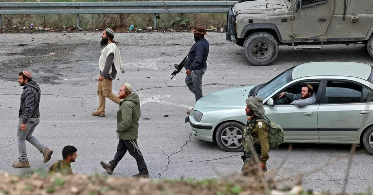 مستوطنون يهاجمون مركبة ويحتجزون شباناً جنوب نابلس وسط تدخل لجيش الاحتلال
