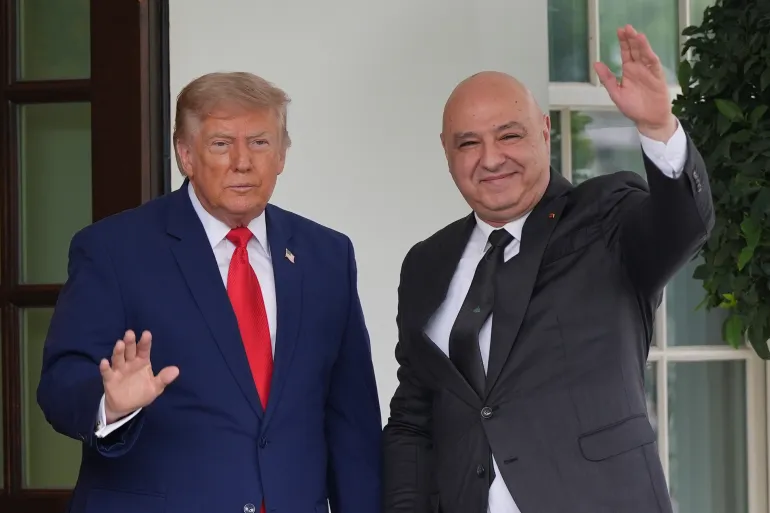 ترمب (يسار) خلال استقباله الرئيس اللبناني في البيت الأبيض (أسوشيتد برس)