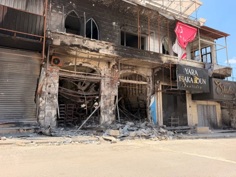 بين متجر بقي وآخر رحل الحرب ترسم مصير تجار النبطية (الجزيرة)