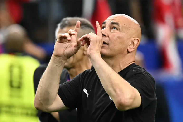 مدرب منتخب مصر، حسام حسن يحتفل بالفوز على أستراليا (الفرنسية)