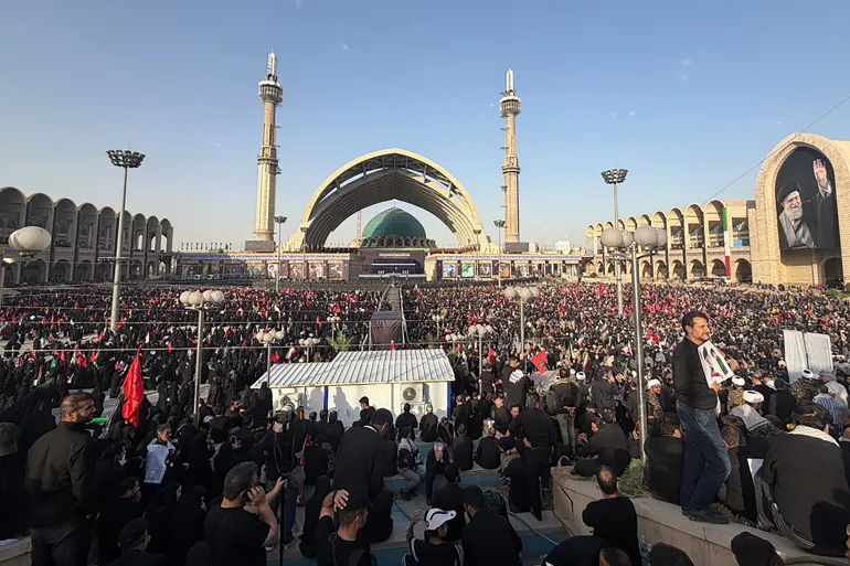 آلاف الإيرانيين توافدوا إلى مصلى الإمام الخميني الكبير وسط طهران للمشاركة في تشييع علي خامنئي (الفرنسية)