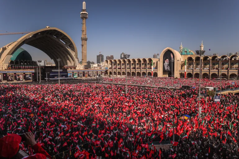 الرايات الحمر رُفعت في تشييع جنازة خامنئي إشارة للثأر (الفرنسية)