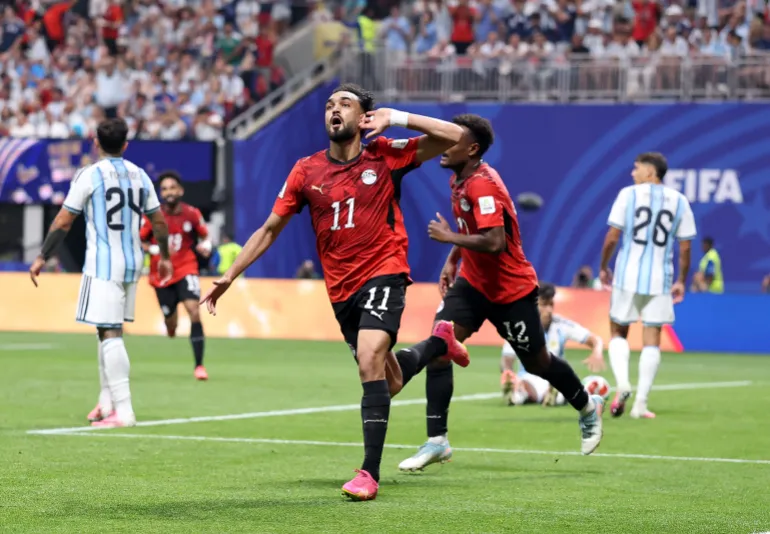 المصري مصطفى زيكو يحتفل بتسجيل الهدف الثاني لمنتخب بلاده خلال مباراة الأرجنتين ومصر في دور الـ16 من كأس العالم 2026 (الفرنسية)