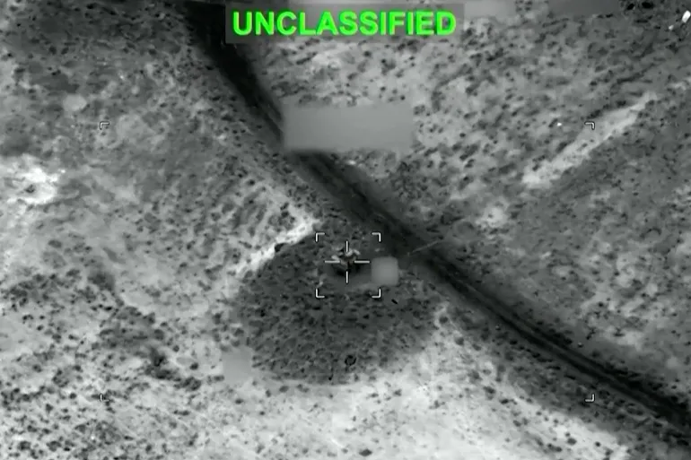 لقطة من فيديو نشرته القيادة المركزية الأمريكية على منصة إكس، تُظهر ما قالت إنها ضربات على منشآت عسكرية إيرانية (الفرنسية)
