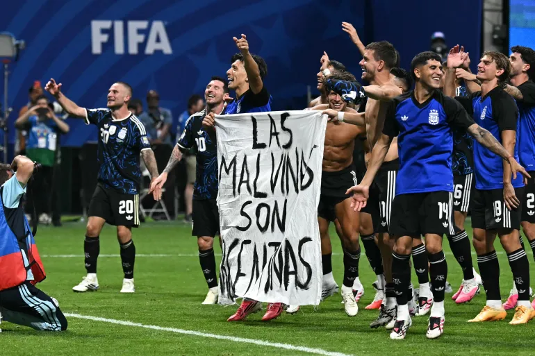 يحمل لاعبو منتخب الأرجنتين لافتة كتب عليها: "جزر المالفين أرجنتينية"، عقب فوزهم على إنجلترا في مونديال 2026 (الفرنسية)