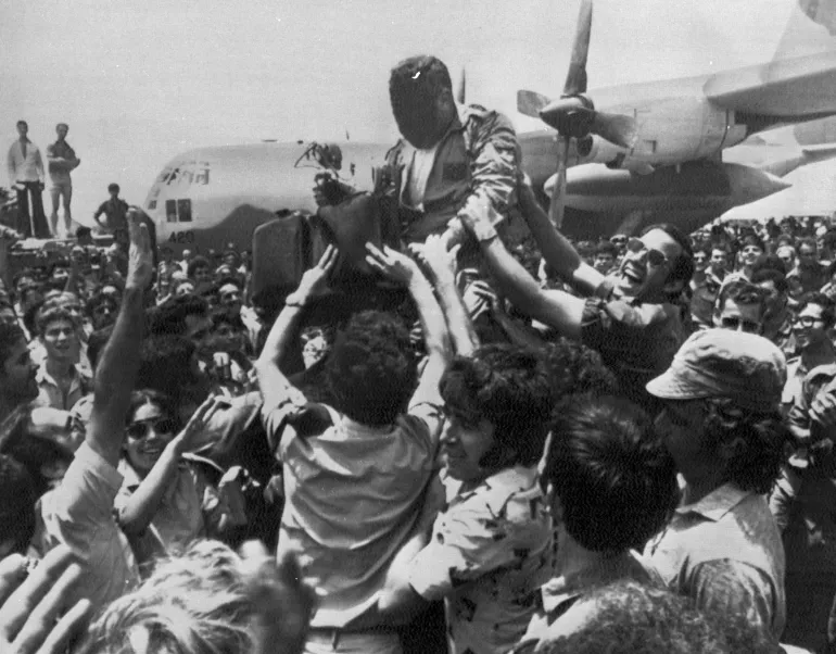 حفاوة بأحد أعضاء فريق العملية في مطار بن غوريون بتل أبيب وقد أخفت السلطات وجهه لأسباب أمنية (أسوشيتد برس)